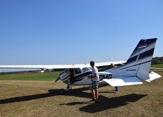 Uz pomoć Aerokluba VG mlade djevojke uživale u letu iznad turopoljske ravnice: Ovo je definitivno izlazak iz zone komfora, svi bi trebali probati!