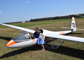Uz pomoć Aerokluba VG mlade djevojke uživale u letu iznad turopoljske ravnice: Ovo je definitivno izlazak iz zone komfora, svi bi trebali probati!