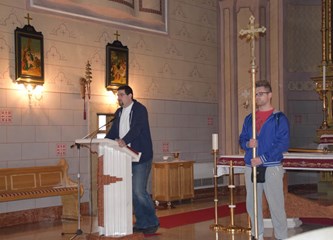 Mladi okupljeni na Križnom putu kroz župu