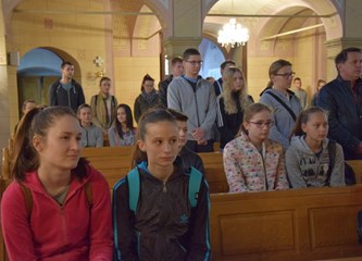 Mladi okupljeni na Križnom putu kroz župu