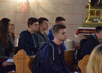 Mladi okupljeni na Križnom putu kroz župu