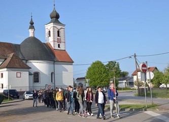 Mladi okupljeni na Križnom putu kroz župu