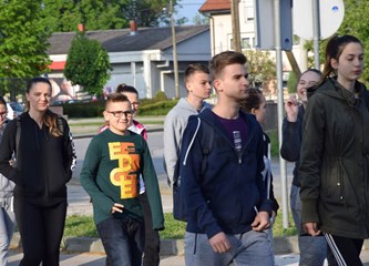 Mladi okupljeni na Križnom putu kroz župu