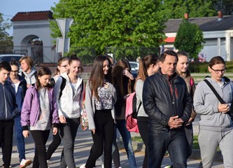 Mladi okupljeni na Križnom putu kroz župu