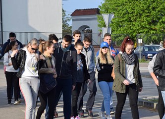 Mladi okupljeni na Križnom putu kroz župu