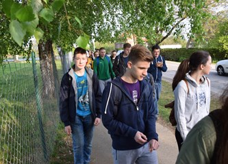 Mladi okupljeni na Križnom putu kroz župu