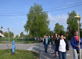 Mladi okupljeni na Križnom putu kroz župu