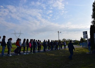 Mladi okupljeni na Križnom putu kroz župu