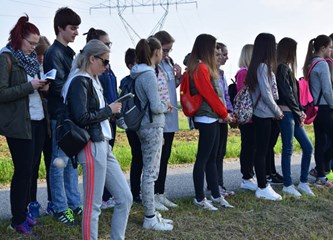 Mladi okupljeni na Križnom putu kroz župu