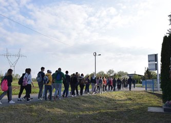 Mladi okupljeni na Križnom putu kroz župu