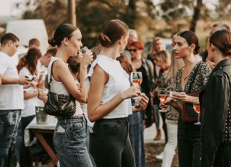 Via Vino festival u Donjoj Lomnici oduševio posjetitelje koji su uživali u pjenušavim vinima, modnoj reviji i odličnoj glazb