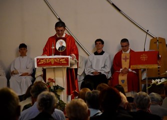 Blagoslovljen novi reljef: "I danas osjećamo teret onih vremena koje je nosio Stepinac, ali i njegovu pastirsku ljubav i zagovornu molitvu"