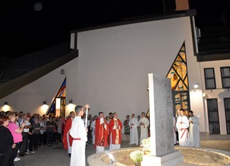 Blagoslovljen novi reljef: "I danas osjećamo teret onih vremena koje je nosio Stepinac, ali i njegovu pastirsku ljubav i zagovornu molitvu"