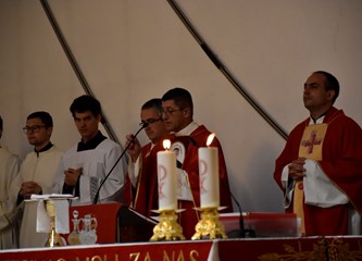 Blagoslovljen novi reljef: "I danas osjećamo teret onih vremena koje je nosio Stepinac, ali i njegovu pastirsku ljubav i zagovornu molitvu"