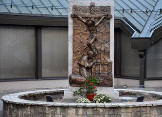 Blagoslovljen novi reljef: "I danas osjećamo teret onih vremena koje je nosio Stepinac, ali i njegovu pastirsku ljubav i zagovornu molitvu"