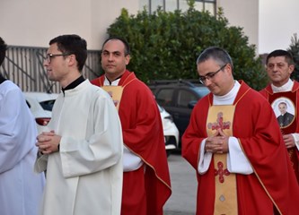 Blagoslovljen novi reljef: "I danas osjećamo teret onih vremena koje je nosio Stepinac, ali i njegovu pastirsku ljubav i zagovornu molitvu"