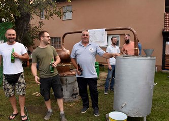 Druženje za pamćenje: Šokci iz Novih Perkovaca rasplamsali paljenje rakije u Mraclinu