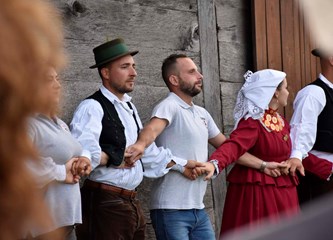 Druženje za pamćenje: Šokci iz Novih Perkovaca rasplamsali paljenje rakije u Mraclinu