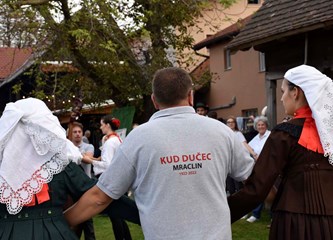 Druženje za pamćenje: Šokci iz Novih Perkovaca rasplamsali paljenje rakije u Mraclinu