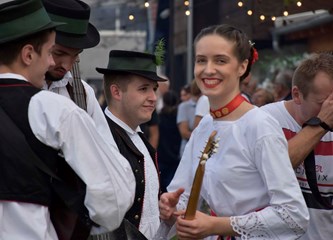Druženje za pamćenje: Šokci iz Novih Perkovaca rasplamsali paljenje rakije u Mraclinu