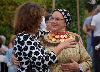 Druženje za pamćenje: Šokci iz Novih Perkovaca rasplamsali paljenje rakije u Mraclinu