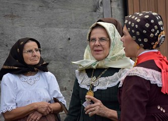 Druženje za pamćenje: Šokci iz Novih Perkovaca rasplamsali paljenje rakije u Mraclinu