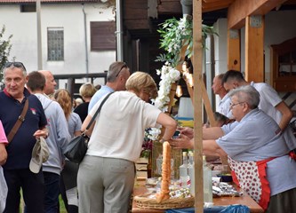 Druženje za pamćenje: Šokci iz Novih Perkovaca rasplamsali paljenje rakije u Mraclinu