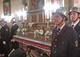 Vatrogasci tradicionalno čuvali Isusov grob