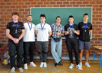 Uz "opakog lovca" Krešu velikogorički školarci odmjerili snage prvog Srednjoškolskog kviz kupa