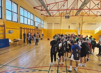 Futsalska uzbuđenja u Hribaru: Dečki iz Velike Mlake i Kvaternika, a cure iz Vukovine i Kumičića najbolji na gradskom školskom natjecanju