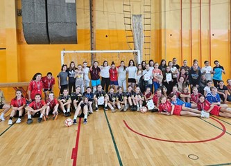 Futsalska uzbuđenja u Hribaru: Dečki iz Velike Mlake i Kvaternika, a cure iz Vukovine i Kumičića najbolji na gradskom školskom natjecanju