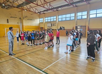 Futsalska uzbuđenja u Hribaru: Dečki iz Velike Mlake i Kvaternika, a cure iz Vukovine i Kumičića najbolji na gradskom školskom natjecanju