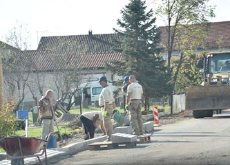 MO Petrovina: Radi se nogostup kroz Petrovinsku, slijedi uređenje puta do Kušanca, a problemi su ostali oni stari