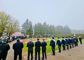 Povodom blagdana Svih svetih upaljene svijeće za poginule branitelje