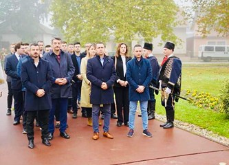 Povodom blagdana Svih svetih upaljene svijeće za poginule branitelje