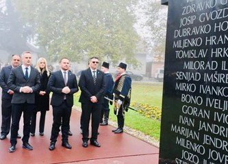 Povodom blagdana Svih svetih upaljene svijeće za poginule branitelje