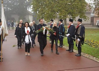 Povodom blagdana Svih svetih upaljene svijeće za poginule branitelje