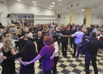 FOTO: Veselo Martinje u režiji Društva žena Buševec napunilo dom u Rakitovcu