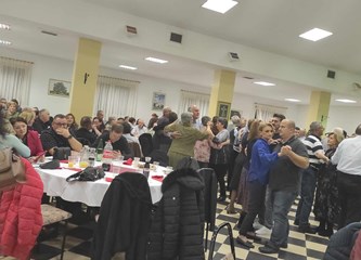 FOTO: Veselo Martinje u režiji Društva žena Buševec napunilo dom u Rakitovcu