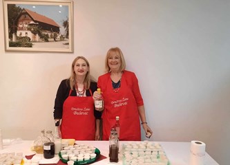 FOTO: Veselo Martinje u režiji Društva žena Buševec napunilo dom u Rakitovcu