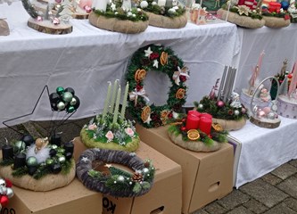 Izaberite adventski vijenac i donirajte za seke Rinčić