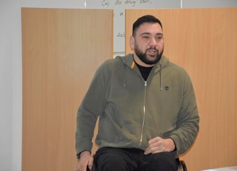 Gimnazijalci na "školskom rendezvousu" s Velimirom Šandorom: "Svaku životnu situaciju treba prihvatiti i iz nje izvući ono najbolje"