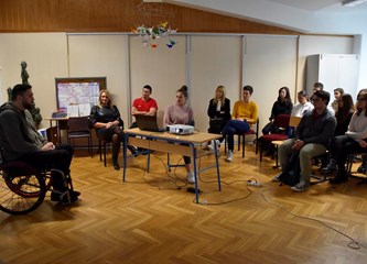 Gimnazijalci na "školskom rendezvousu" s Velimirom Šandorom: "Svaku životnu situaciju treba prihvatiti i iz nje izvući ono najbolje"