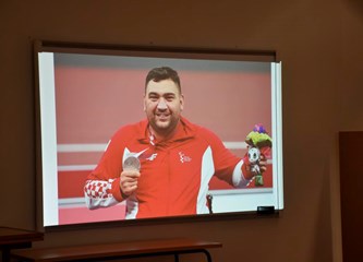 Gimnazijalci na "školskom rendezvousu" s Velimirom Šandorom: "Svaku životnu situaciju treba prihvatiti i iz nje izvući ono najbolje"