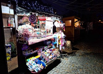 FOTO/VIDEO Blagdanska čarolija čeka vas u Parku Plemenite općine turopoljske! Advent je počeo