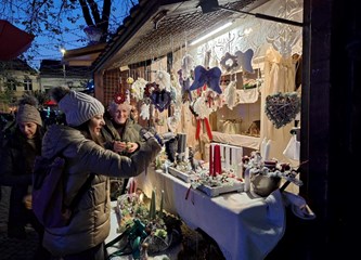 FOTO/VIDEO Blagdanska čarolija čeka vas u Parku Plemenite općine turopoljske! Advent je počeo