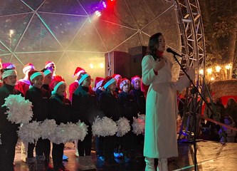 FOTO/VIDEO Blagdanska čarolija čeka vas u Parku Plemenite općine turopoljske! Advent je počeo