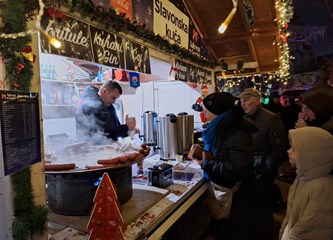 FOTO/VIDEO Blagdanska čarolija čeka vas u Parku Plemenite općine turopoljske! Advent je počeo