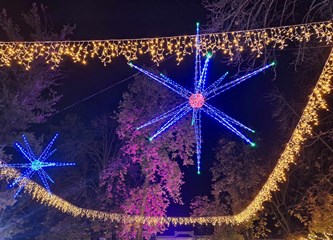 FOTO/VIDEO Blagdanska čarolija čeka vas u Parku Plemenite općine turopoljske! Advent je počeo