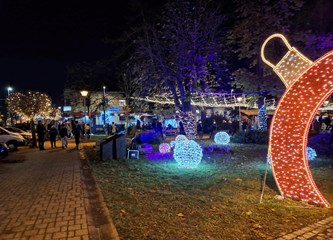 FOTO/VIDEO Blagdanska čarolija čeka vas u Parku Plemenite općine turopoljske! Advent je počeo